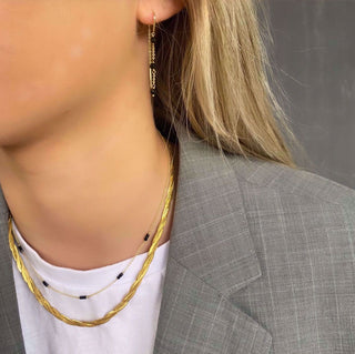 Gylt hálsketa við svørtum steinum - Guld og Sølv