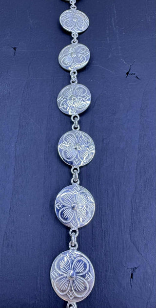 Armband við fløtum troyggjuknappi