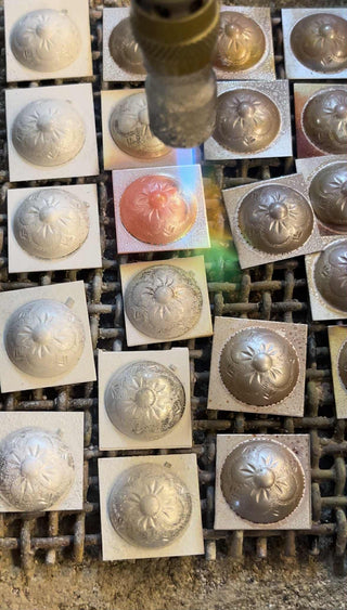 Knappaarmband við kvarðaknappi