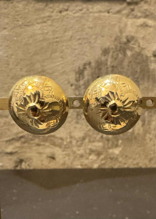 Oyrastikkarir við gyltum knappi