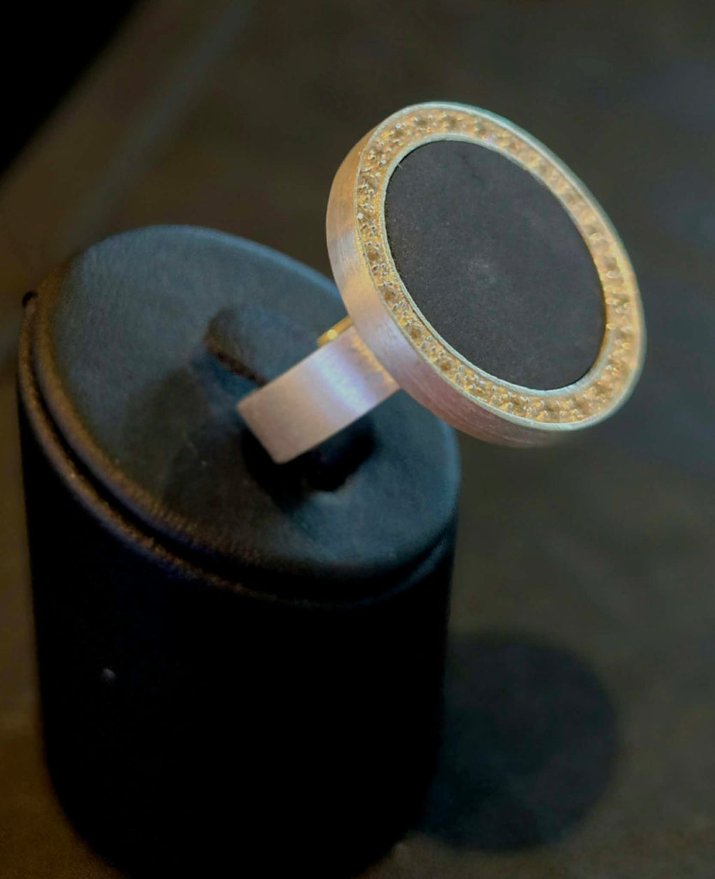Turið N. Mohr - Ringur basalt og zirkonum – nlarge.fo