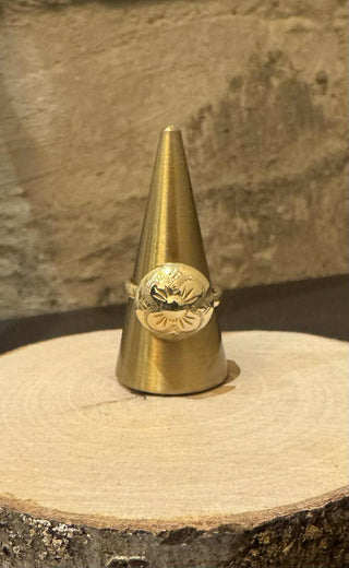 Gyltur ringur við troyggjuknappi