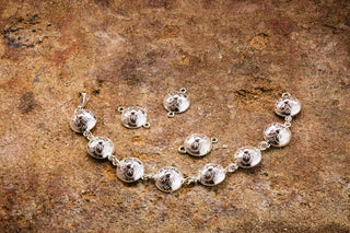 Knappaarmband við vestaknappi