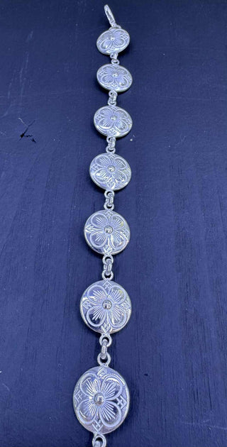 Armband við fløtum vestaknappi