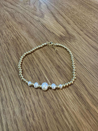 Gylt armband við ferskvatnsperlum - Guld & Sølv