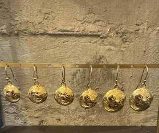 Oyrahangarir við gyltum knappi