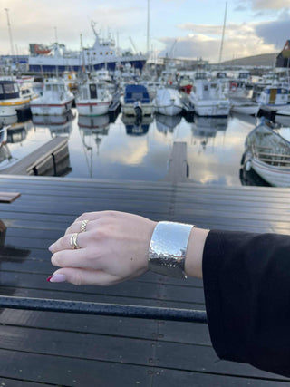 Hamarslignir armringar