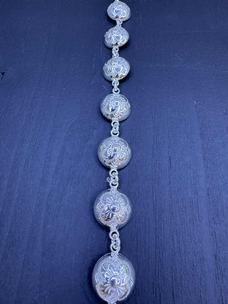 Knappaarmband við kvarðaknappi