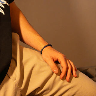 Armband við steinum