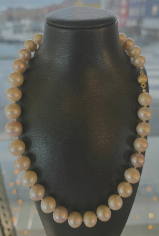 Perlu hálsketa, hvít.