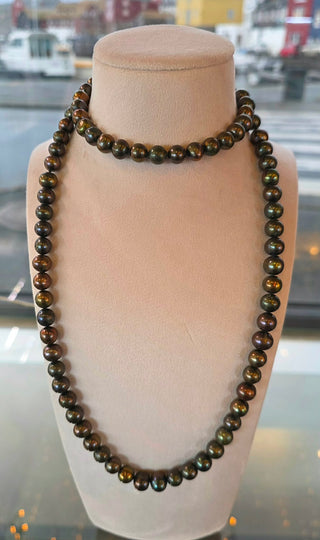 Perlu  hálsketa , brúnlig.