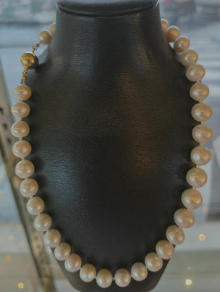 Perlu hálsketa, hvít.