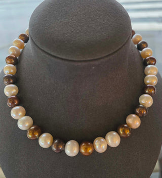 Perlu hálsketa, hvít við brúnum perlum.