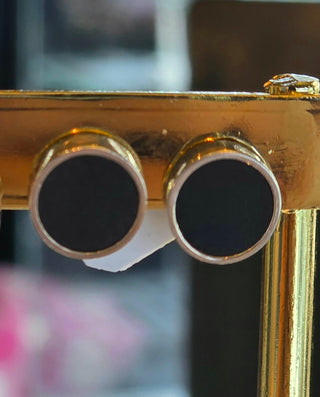 Oyralokkar Turið N. Mohr oyralokkar silvur við basalt steini.