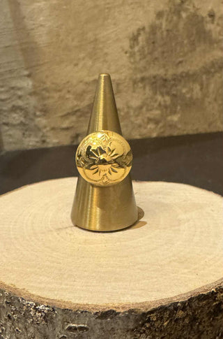 Gyltur ringur við kvarðaknappi