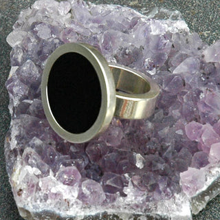 By Turið N. Mohr - ringur við slættum steini